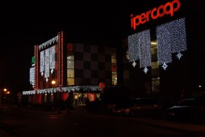 Realizzazione allestimento natalizio esterni centro commerciale Ariosto